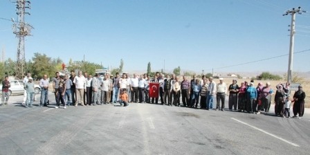 Üst Geçit İsteyen Belde Halkı Yol Kesti