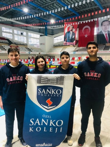 
SANKO Okulları Yüzme Yarışmasında Dört Madalya Kazandı
