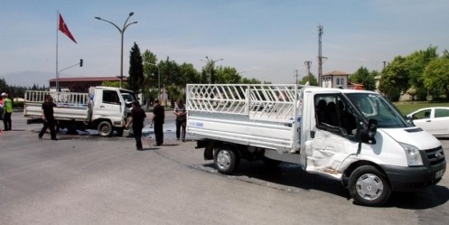 İki kamyonet çarpıştı; 2 yaralı 