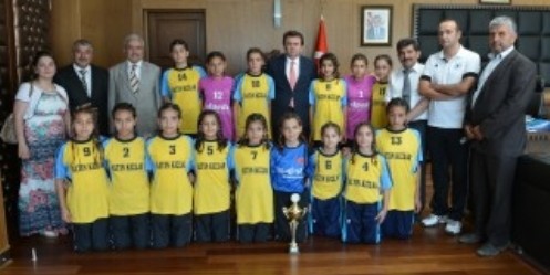 Şampiyon Hentbolculardan Erkoç`a Ziyaret