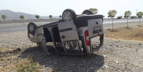 Kamyonet devrildi: 4 yaralı 