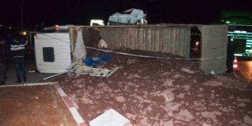 Tır İle Kamyon Çarpıştı; 1 Ölü