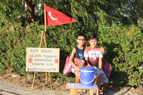 Afşin`de 6.Sınıf Öğrencisi Yangından Etkilenenler İçin Limonata Satıyor!
