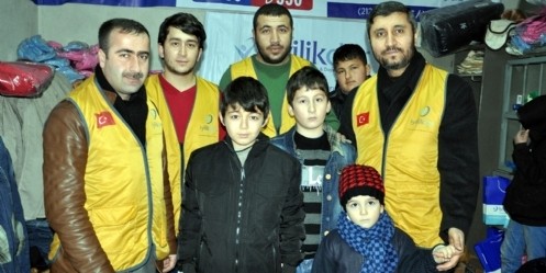 Yetim çocuklar üşümesin diye giyim yardımı yapıldı
