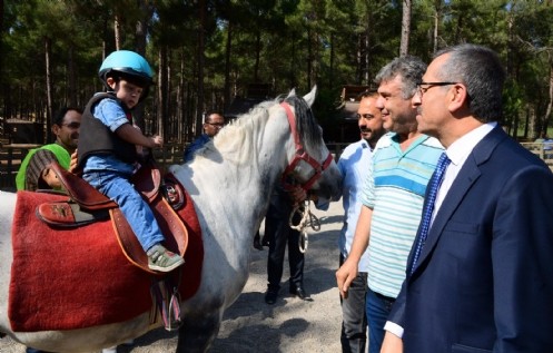 Özel gereksinimli bireyler için atla tedavi uygulaması başladı