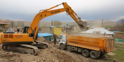 Harebe yapılar yıkılarak mahalleye kazandırılıyor