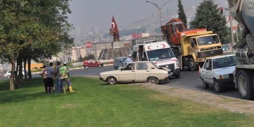 Çekicinin Çarptığı Otomobilde Bulunan 3 Kişi Yaralandı 