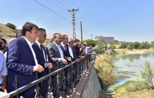 Mahir Ünal İncelemelerde Bulundu