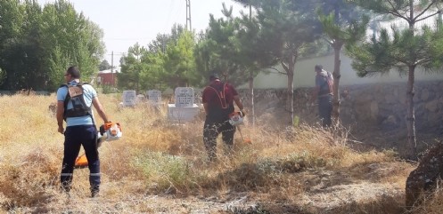 Mezarlıkların Bakımı Yapılıyor