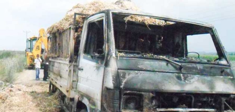 Saman yüklü kamyonet yandı